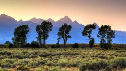 Голубые горы на фоне степи 1920x1200