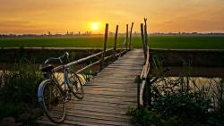 Мостик через канал на фоне заката и велосипеда картинки hd