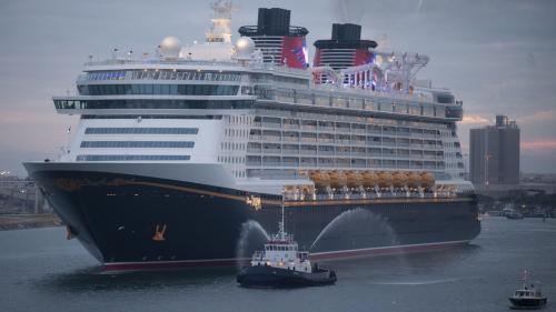 Скачать круизное судно океанский лайнер лодка фоновые картинки