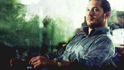 Бородатый Том Харди сидит в кресле