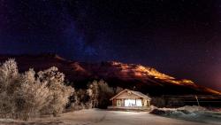 Горы зимой для рабочего стола природа снег ночное небо обои скачать