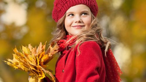 Девочка в красном пальто осенью