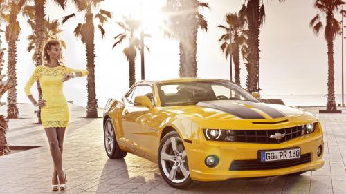 Девушка возле жёлтого Камаро обои