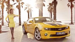 Девушка возле жёлтого Камаро обои