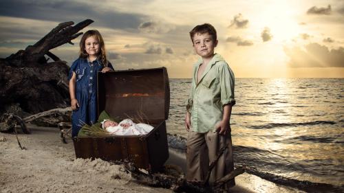 Дети на необитаемом острове на закате