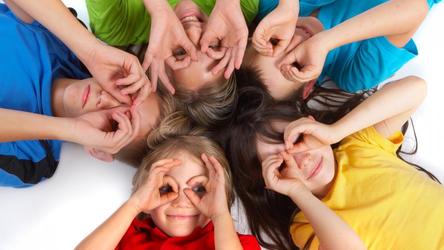 Детки играют обои