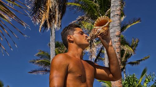 Загорелый парень в тропиках