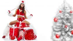 Красивая девушка в красной форме  снегурочки