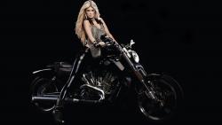 Красивая девушка на мотоцикле