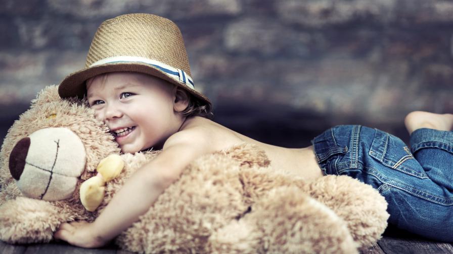 Маленький Том Сойер с медвежонком обои