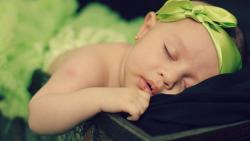 Малышка с бантиком уснула, обои милых детей