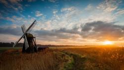 Мельница на фон рассвета 