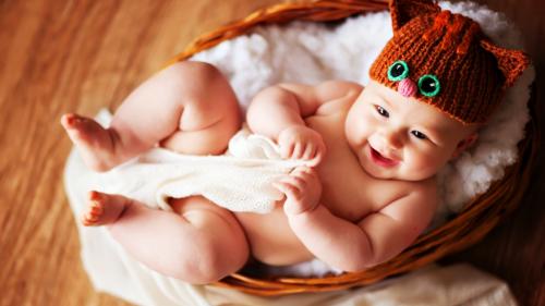 Милый малыш в шапочке