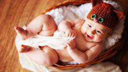 Милый малыш в шапочке