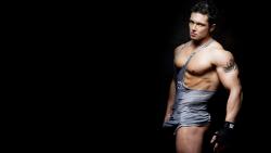 Обои большого накаченного мужика в майке