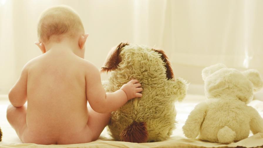 Обои голенького малыша с плюшевыми игрушками