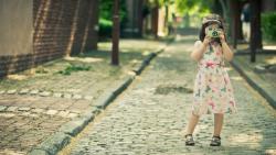 Обои девочки с фотоапаратом на рабочий стол 