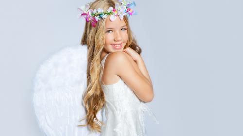 Обои маленького ангела с крыльями