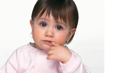 Обои маленькой девочки с пальцем во рту