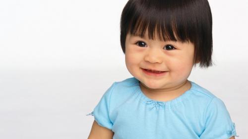 Обои маленькой улыбающейся малышки 