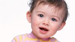 Обои малыша с двумя зубами