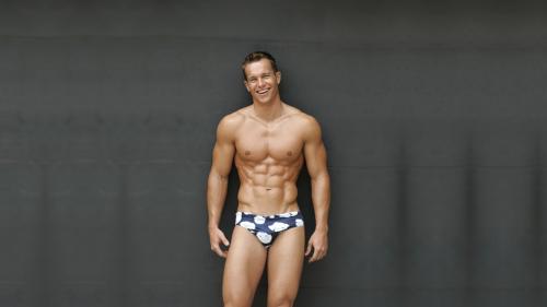 Обои накаченого парня с кубиками в плавках