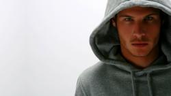 Обои парня в балахоне