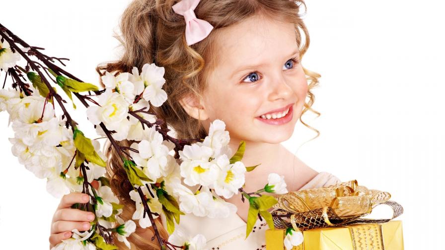 Обои улыбающейся девочки с подарками