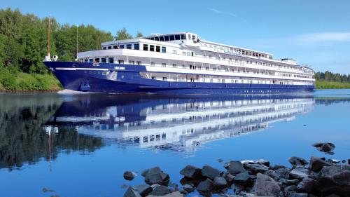 Огромный речной теплоход обои