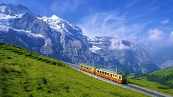 Поезд в горах Альпы широкоформатные HD обои скачать