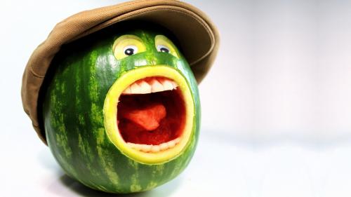 Смешной арбуз в кепке орет, еда обои, картинки на рабочий стол