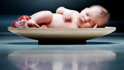 Спящий малыш в тарелке