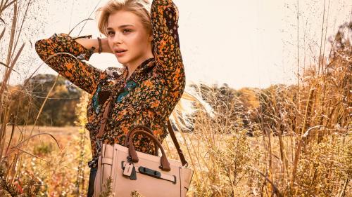 Хлоя Мориц, Chloe Moretz, сумочка, поле, блондинка, платье, фон
