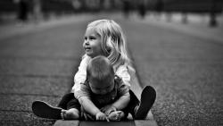 Черно белые обои двух малышей