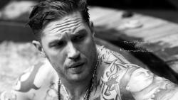 Черно-белые фото Тома Харди с татуировками