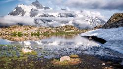 Широкоформатная заставка гор окутанных туманом