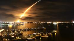 Широкоформатное фото ночной пристани для лодок