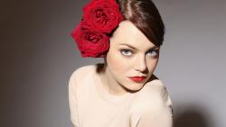 Эмма Стоун с цветами на голове обои скачать
