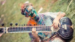 человек, играющий на гитаре