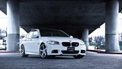 BMW белый под мостом картинки для рабочего стола скачать