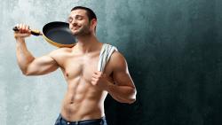 HD обои парня с накаченным голым торсом и сковородкой